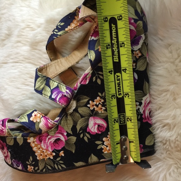 ❌SOLD ON CURTSY❌ Floral Buckle Strappy Wedges - Picture 6 of 8